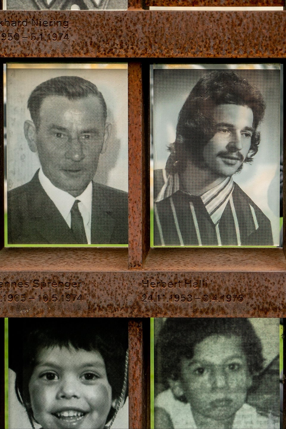 Plan de plus près sur les photos des victimes exposées au mémorial du mur de Berlin.