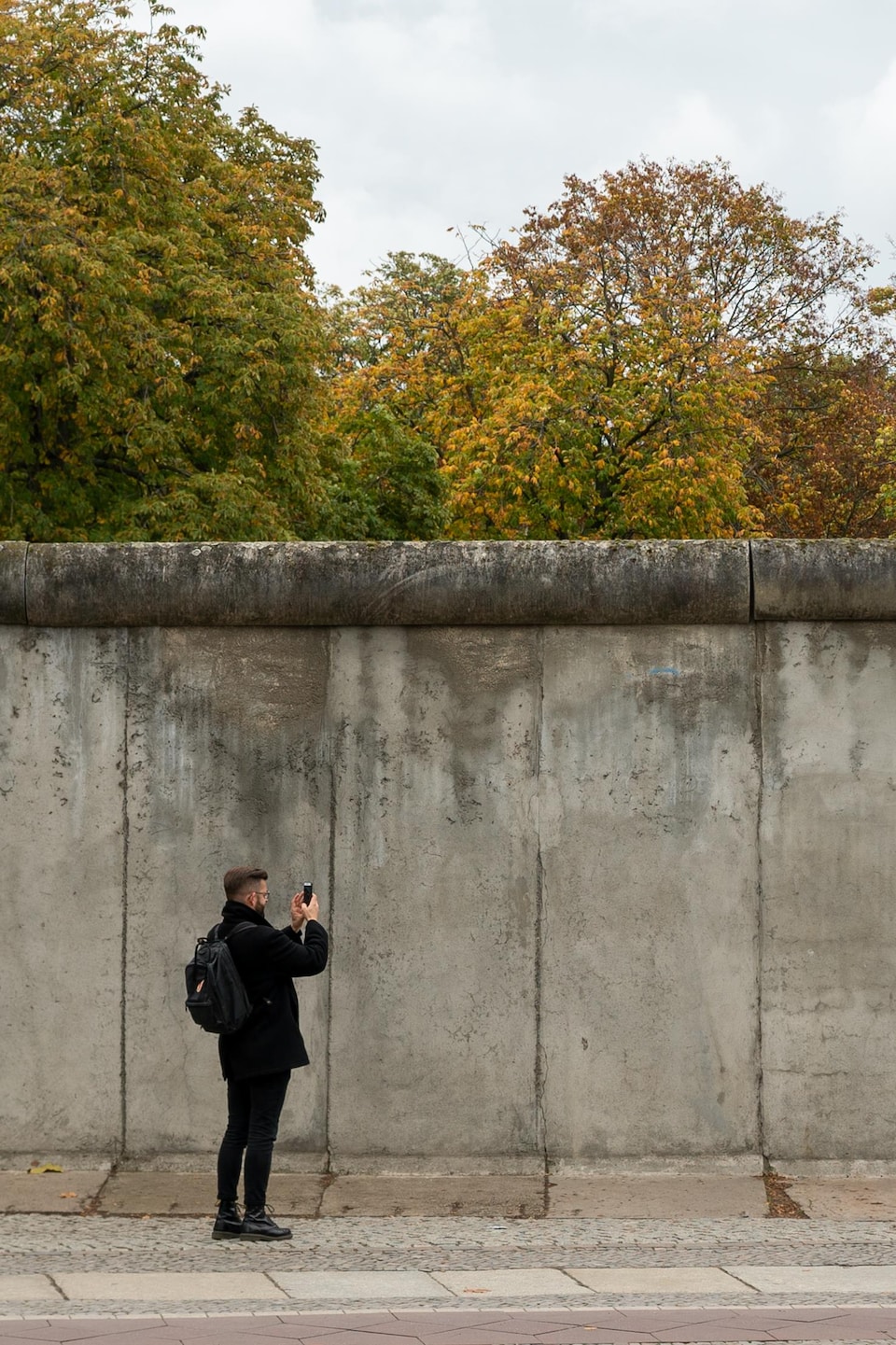Des gens visitent le mémorial du mur de Berlin, situé sur Bernauer Strasse.