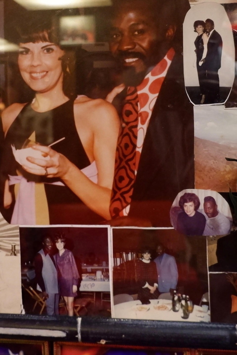 Un mur rempli de photos dans la maison de la famille Billy.