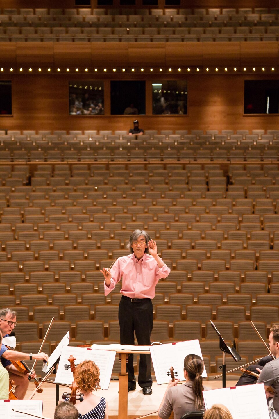 Le chef de l'OSM, Kent Nagano, conduit une répétition avec les musiciens de l'Orchestre Symphonique de Montréal.