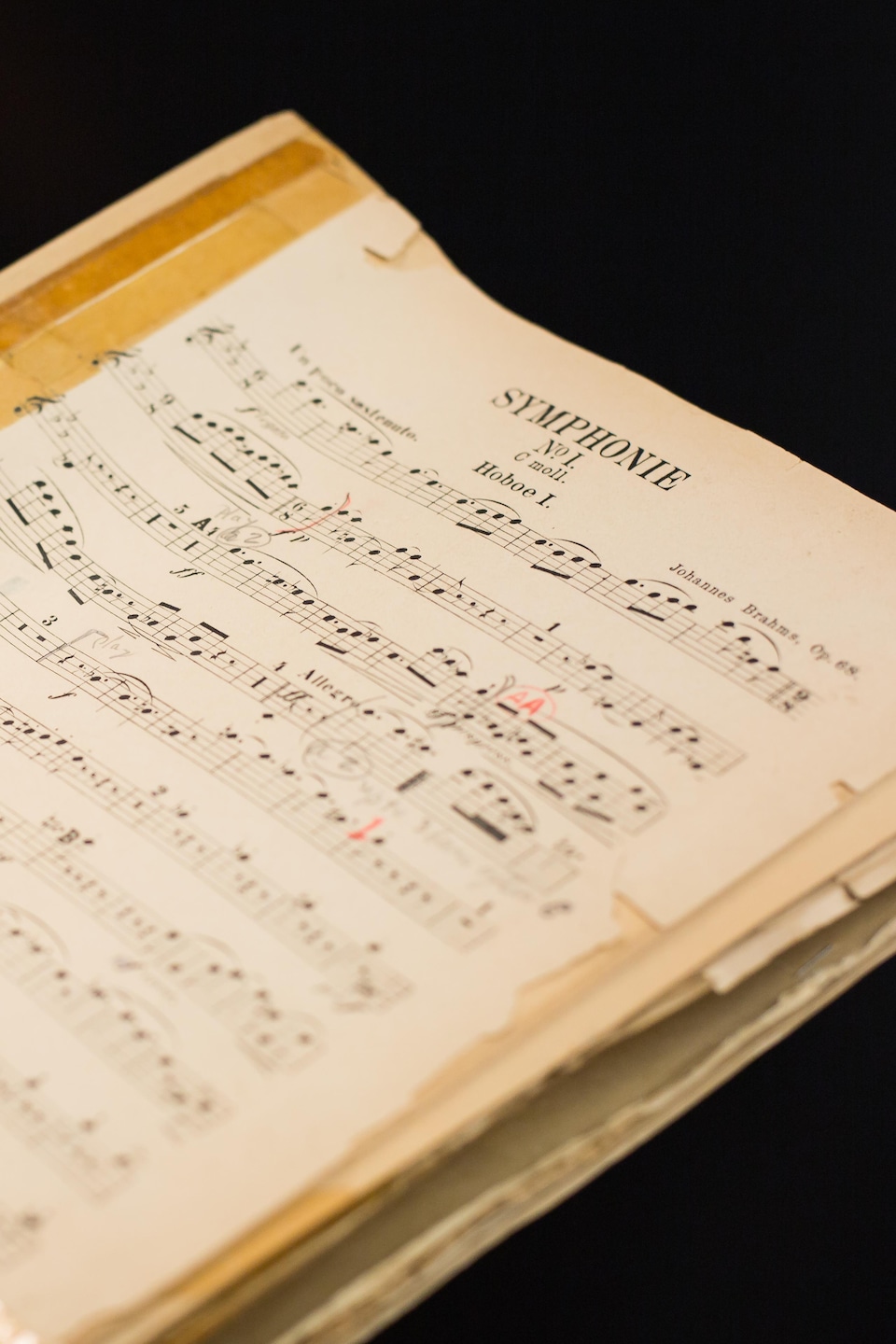 Une partition de la Symphonie nº 1 de Brahms, jaunie par le temps, est tenu par le musicothécaire de l'OSM, Michel Léonard.