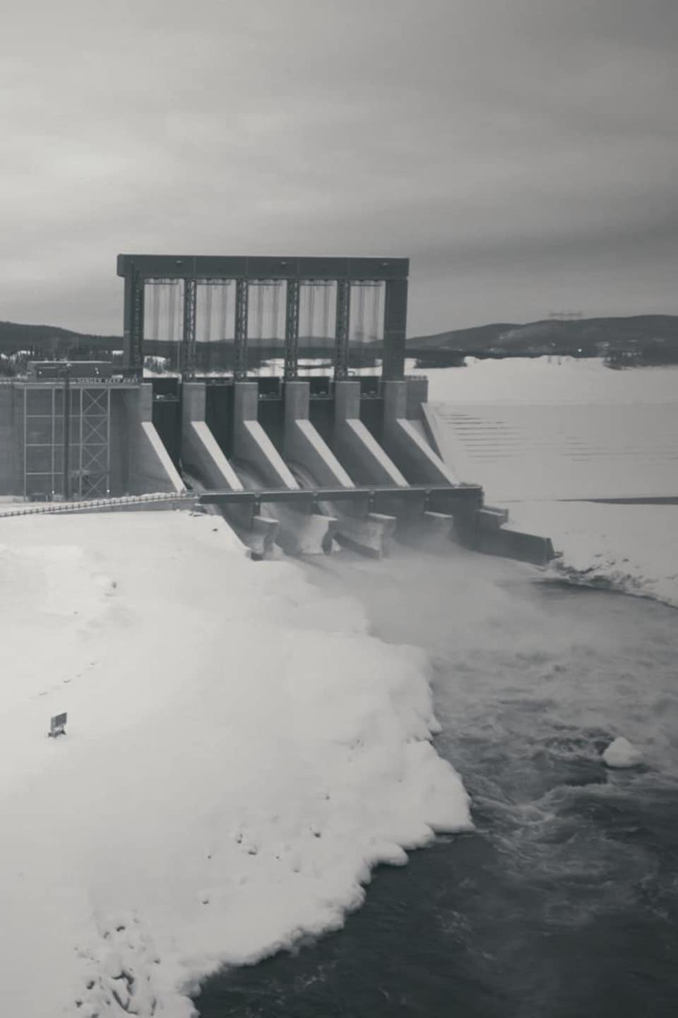 Un barrage hydroélectrique entouré de glace.