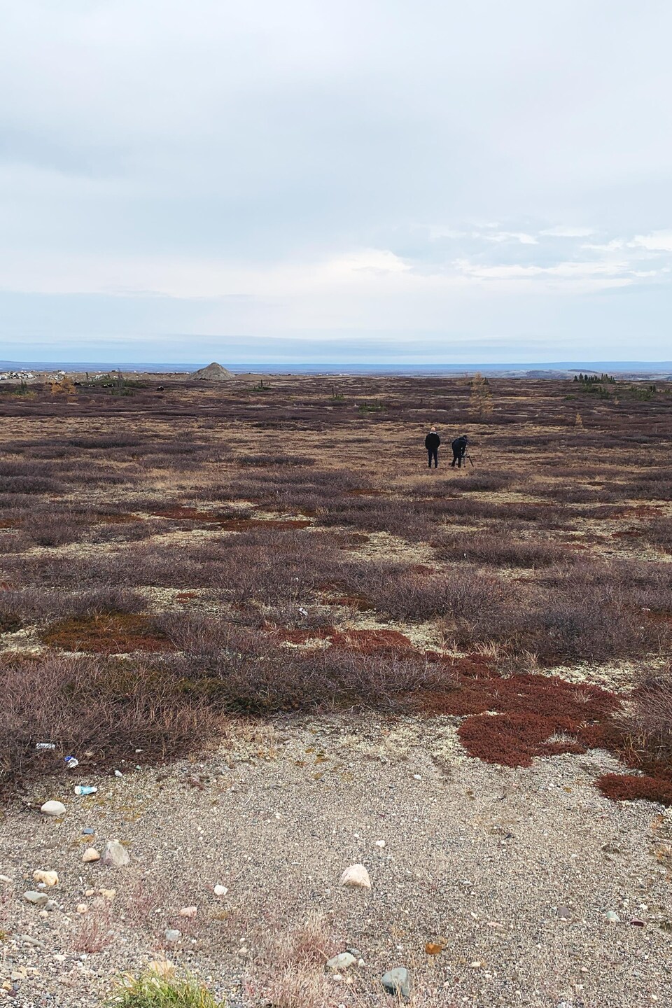 Deux marcheurs au Nunavik.