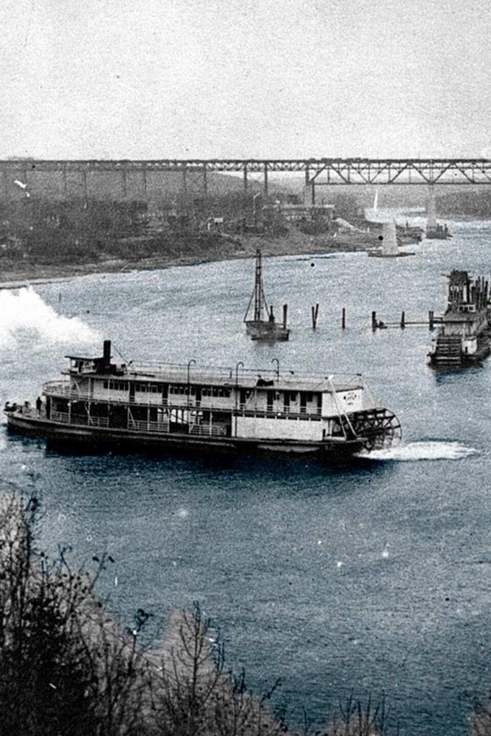 Photo de la rivière Saskatchewan Nord à Edmonton, prise en 1913. Les ponts High Level et Walterdale sont en construction à l'arrière-plan.
