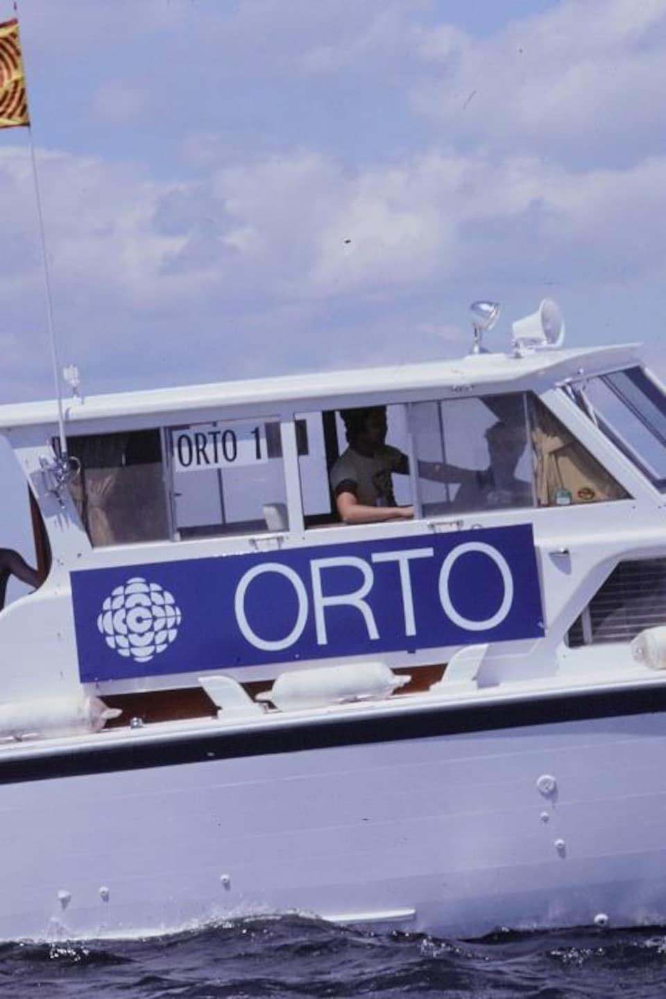 Un bateau de l'ORTO navigue sur le lac Ontario, à Kingston.