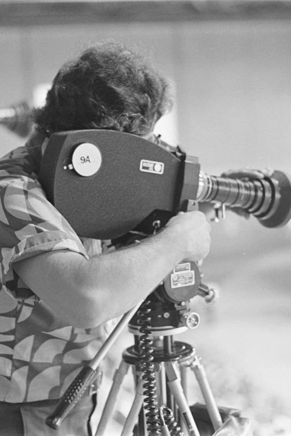 Caméraman de l'ORTO, penché sur sa caméra Éclair ACL, en tournage au Centre Claude-Robillard.