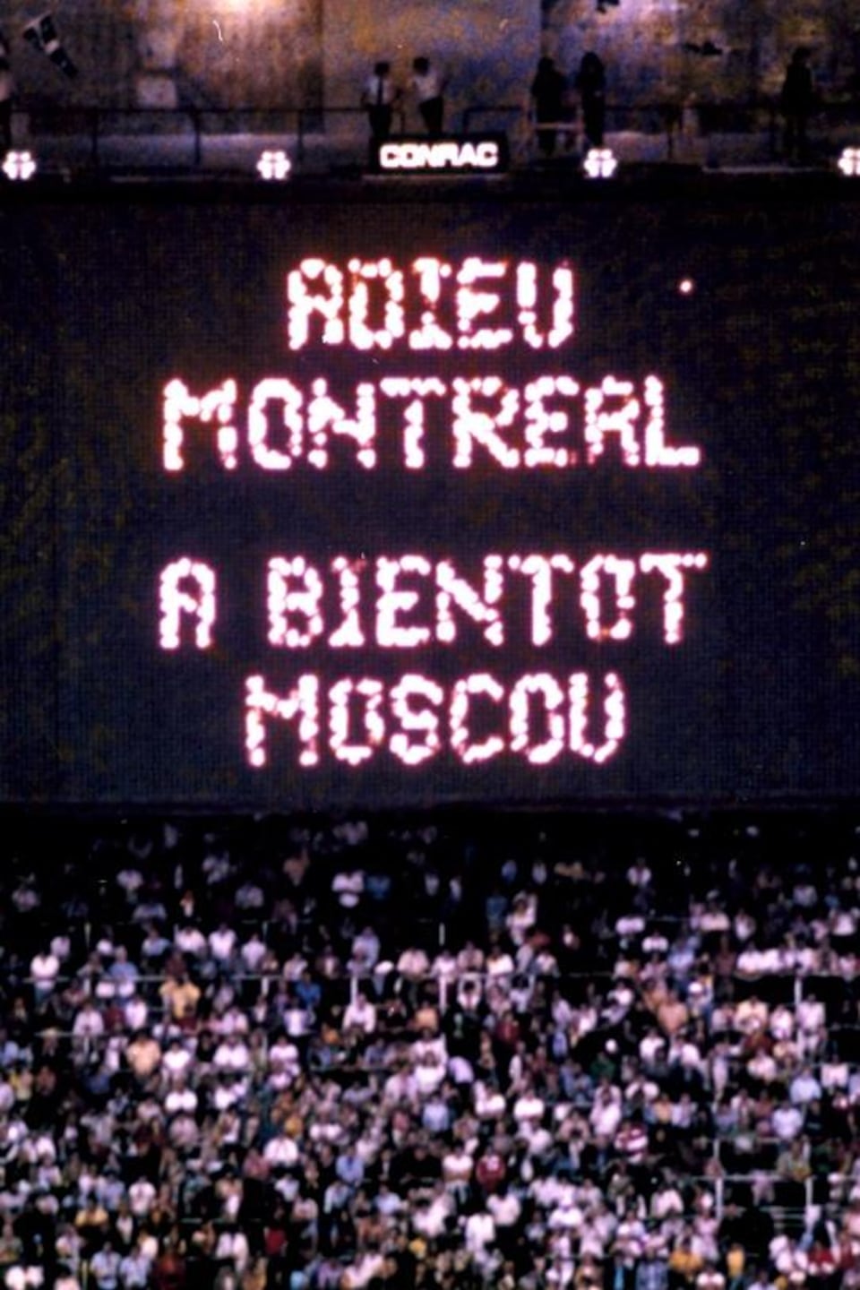 Lors de la cérémonie de clôture des Jeux de Montréal, une inscription en lettres lumineuses : Adieu Montréal, à bientôt Moscou.