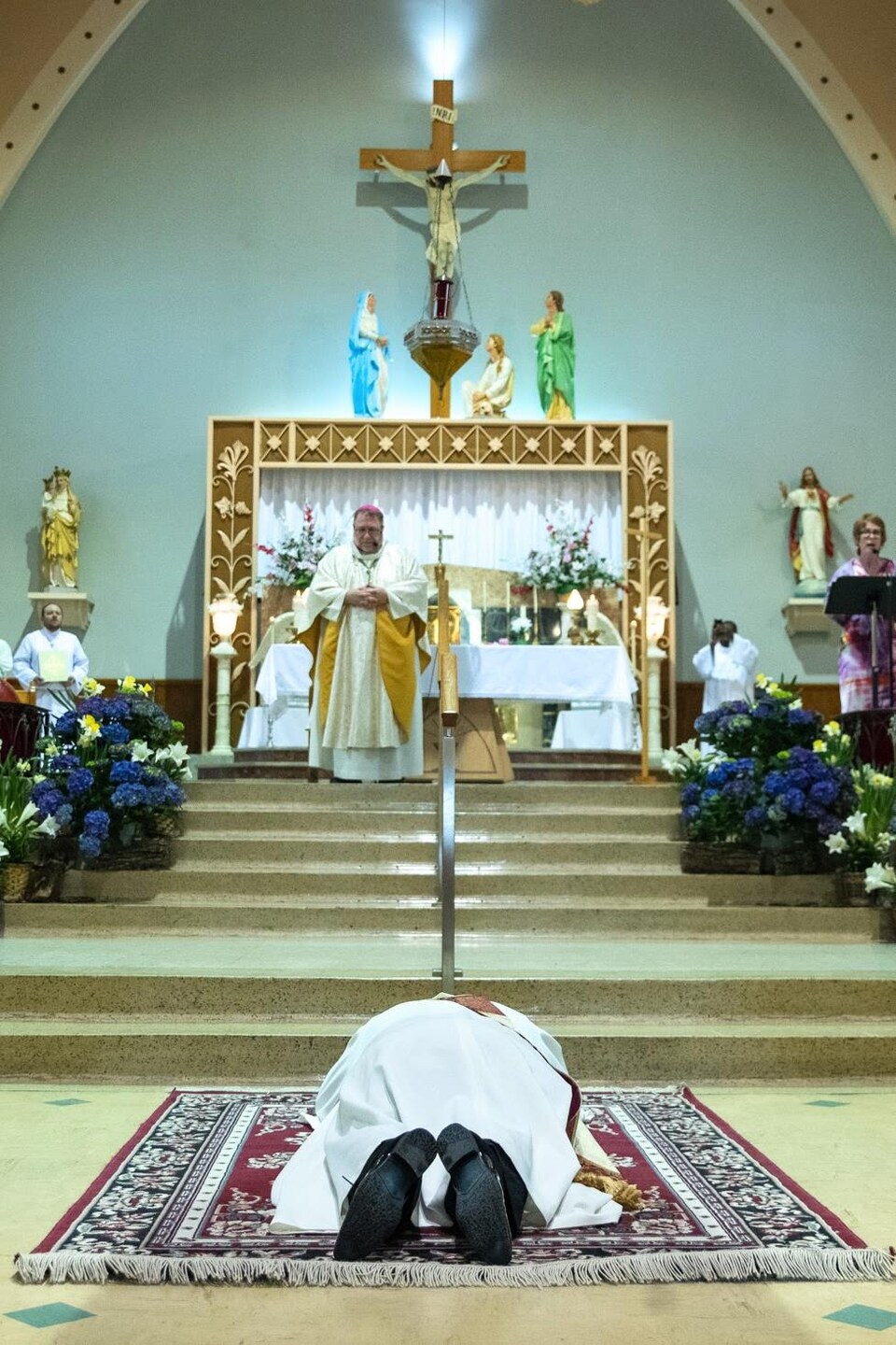 Une cérémonie d'ordination presbytérale. 