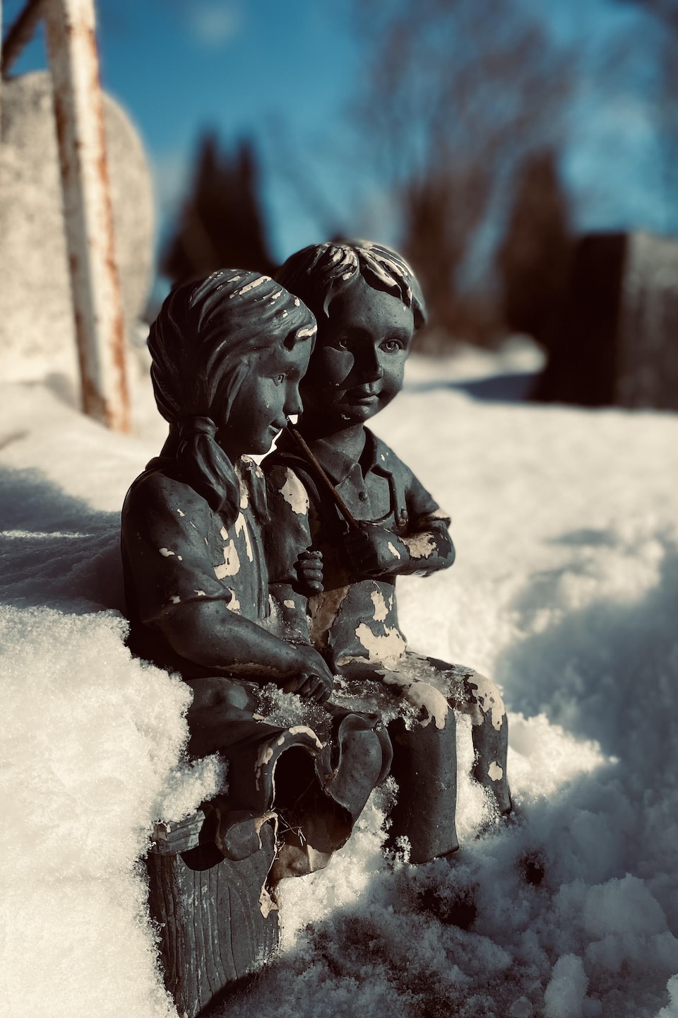 Deux statuettes d'enfants.