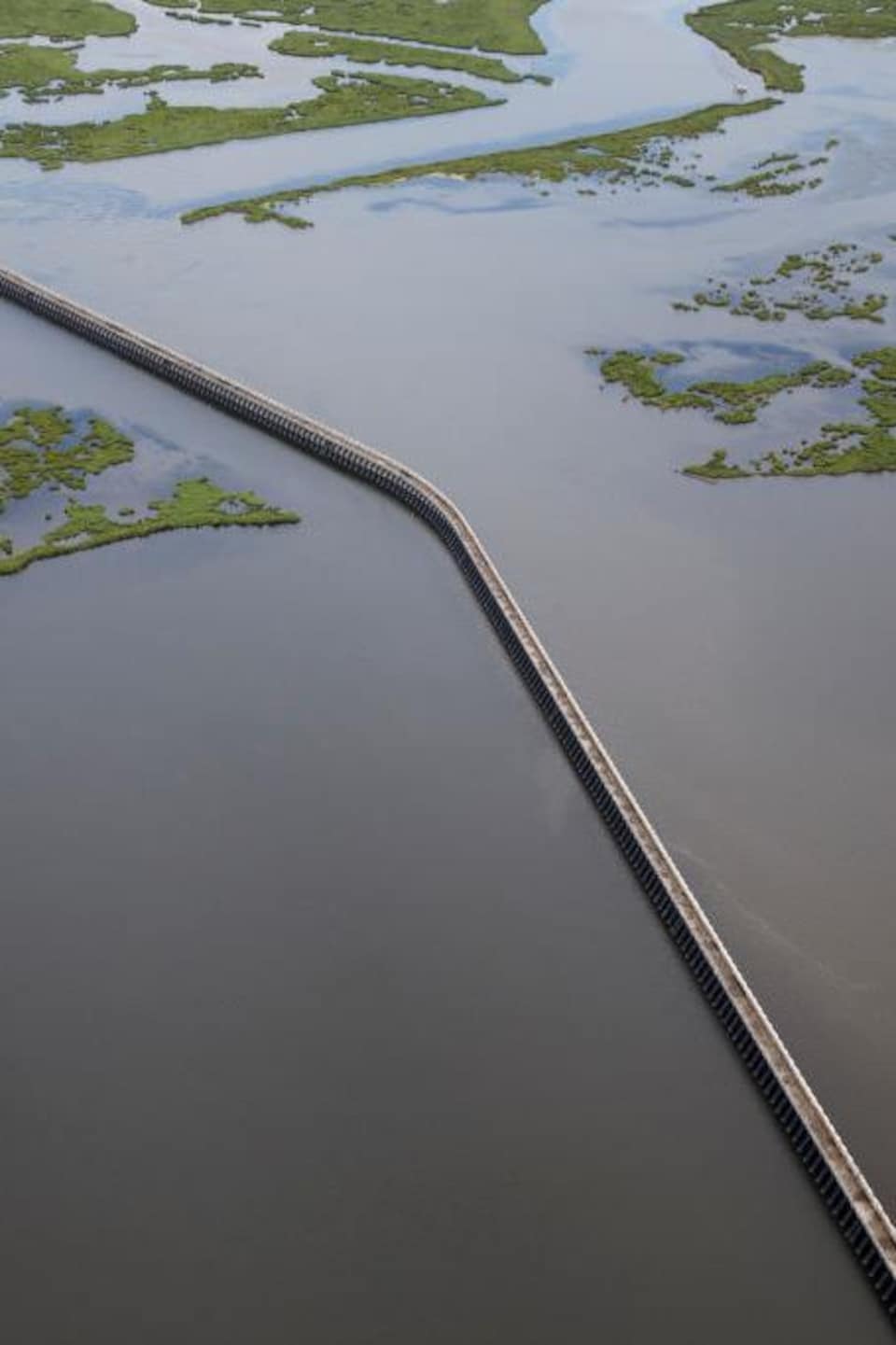 Un long barrage au milieu d'un immense marécage en Louisiane.