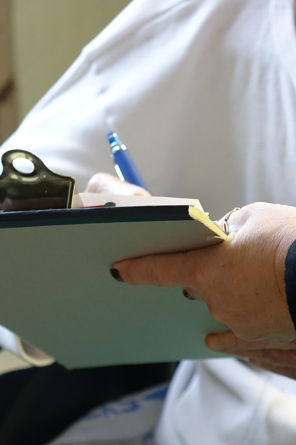 Un détenu de 80 ans à qui on administre de l'oxygène