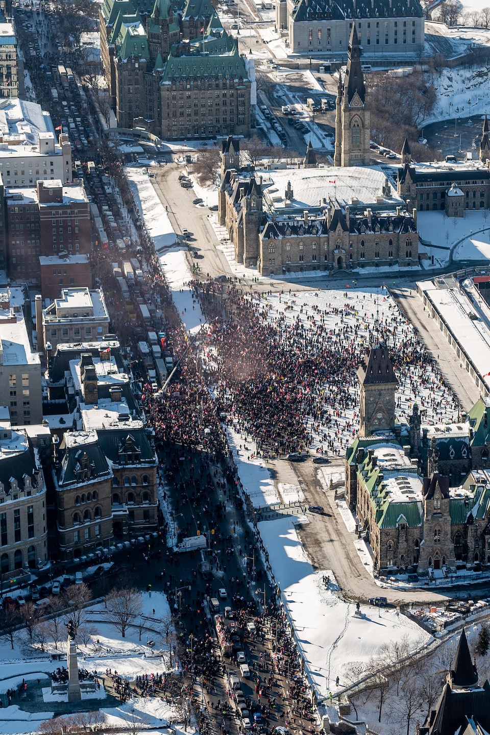 Vue aérienne du parlement fédéral et des manifestants.