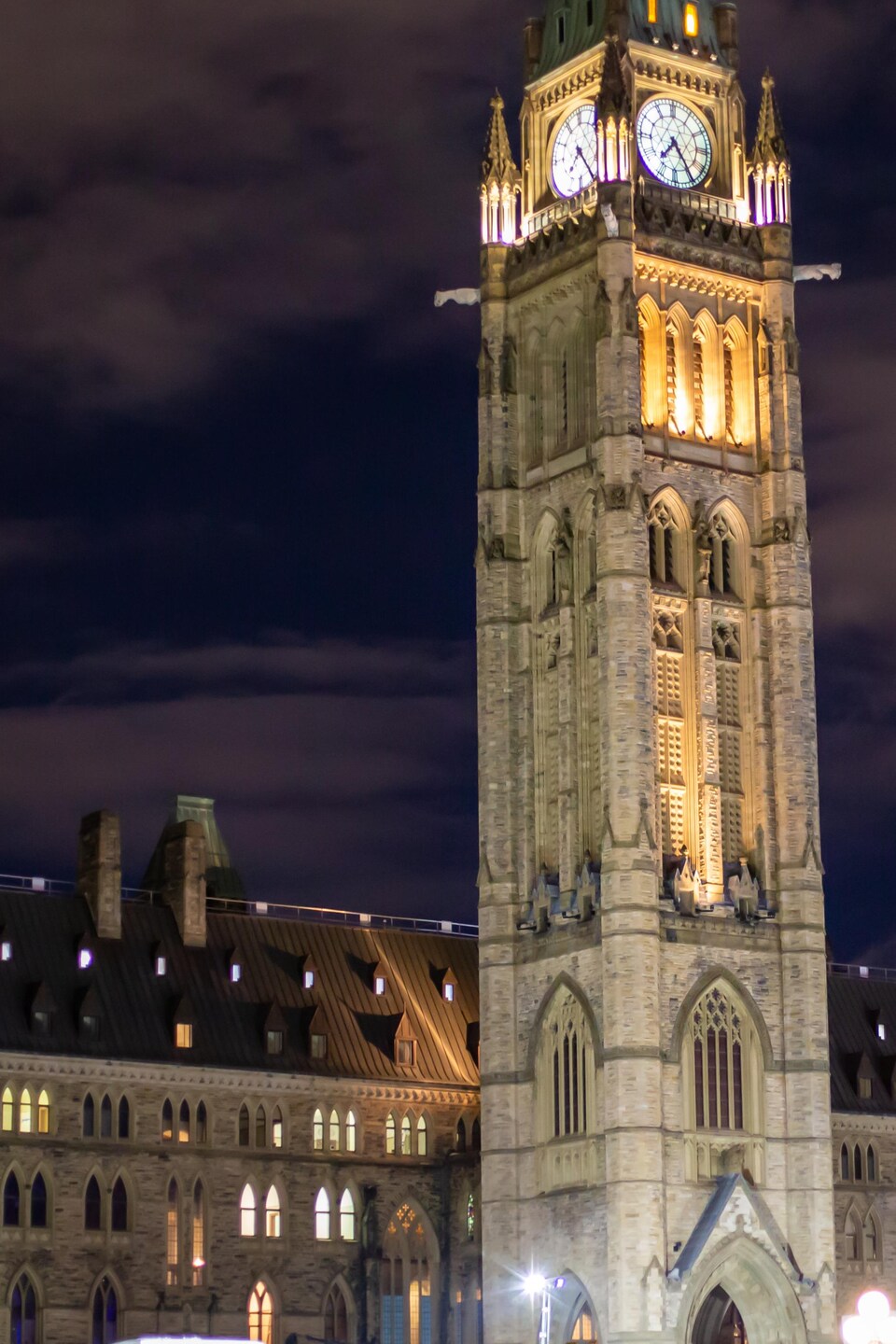 L'édifice du Centre, sur la colline du Parlement, à Ottawa, de soir.