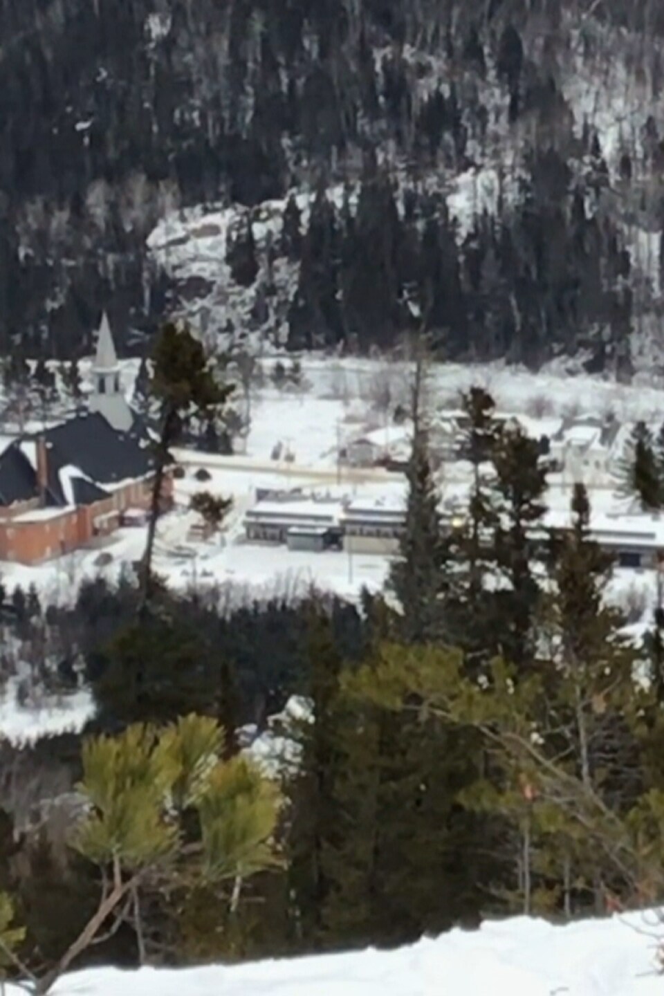 L'église et l'école du Vallon.