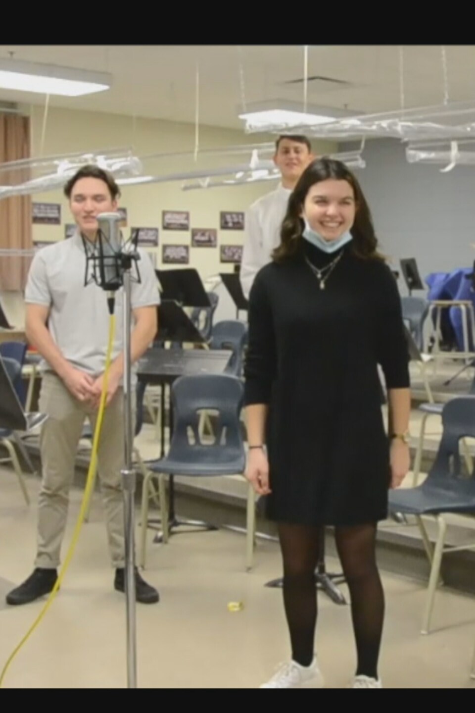 Des adolescents dans une classe de musique.