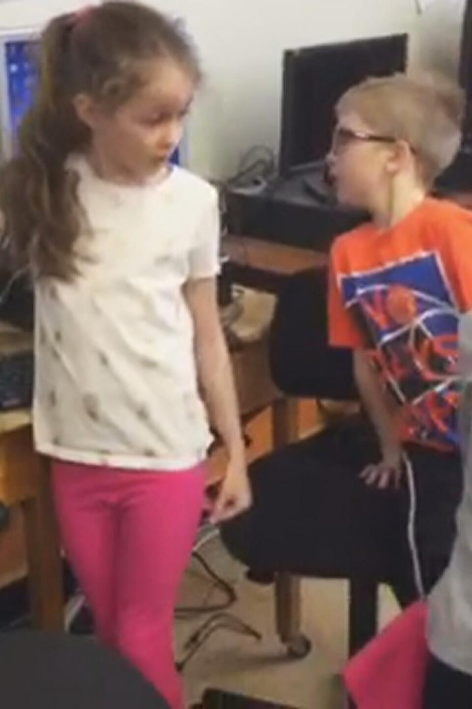 Des enfants discutent devant un ordinateur.