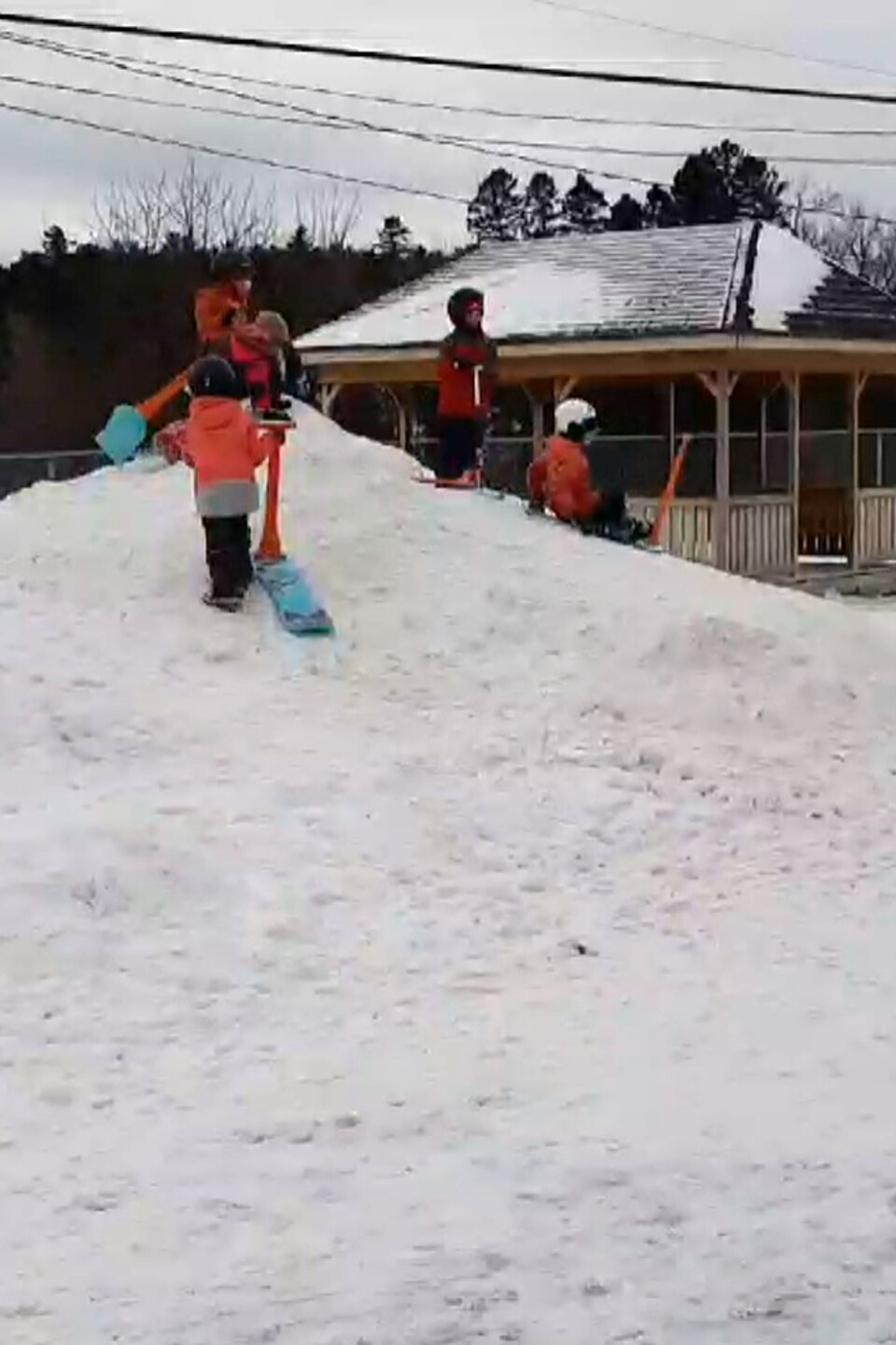Des enfants jouent dans les buttes.