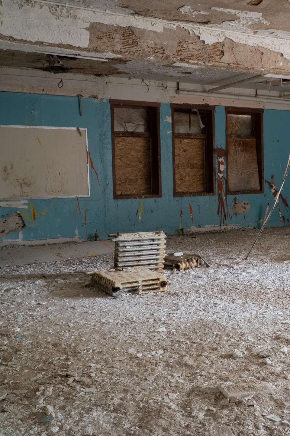 Une pièce abandonnée de l'ancien pensionnat, couverte de fientes de pigeon.