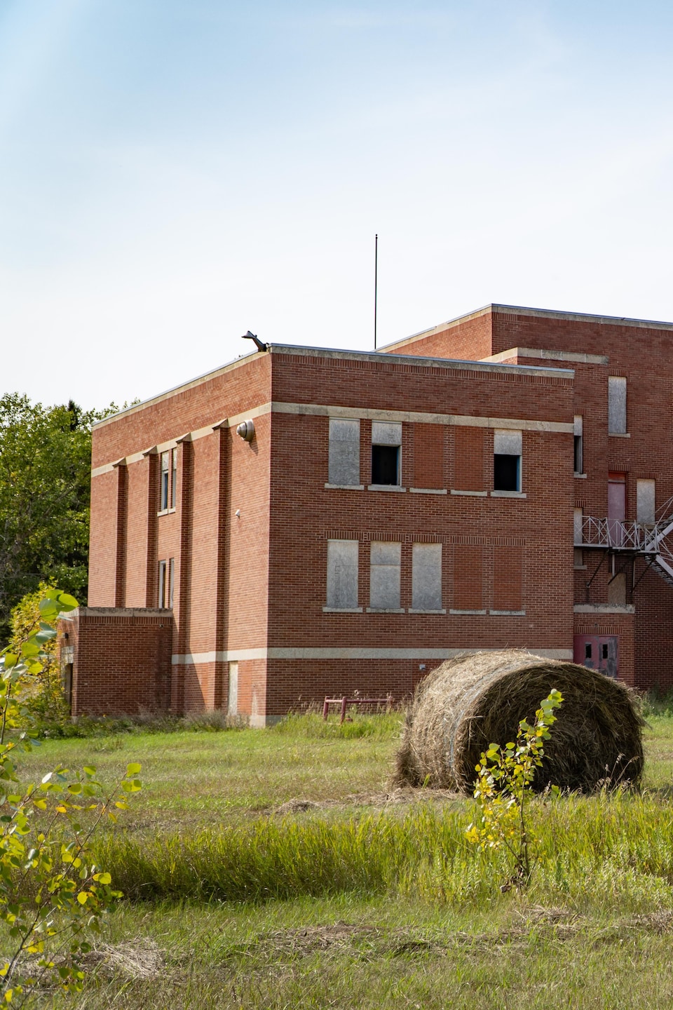 L'arrière du pensionnat de Muskowekan, abandonné.