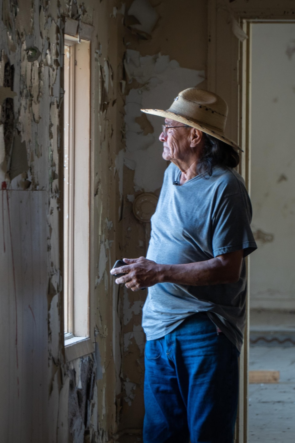 Ed Bitternose regarde par une ancienne fenêtre.
