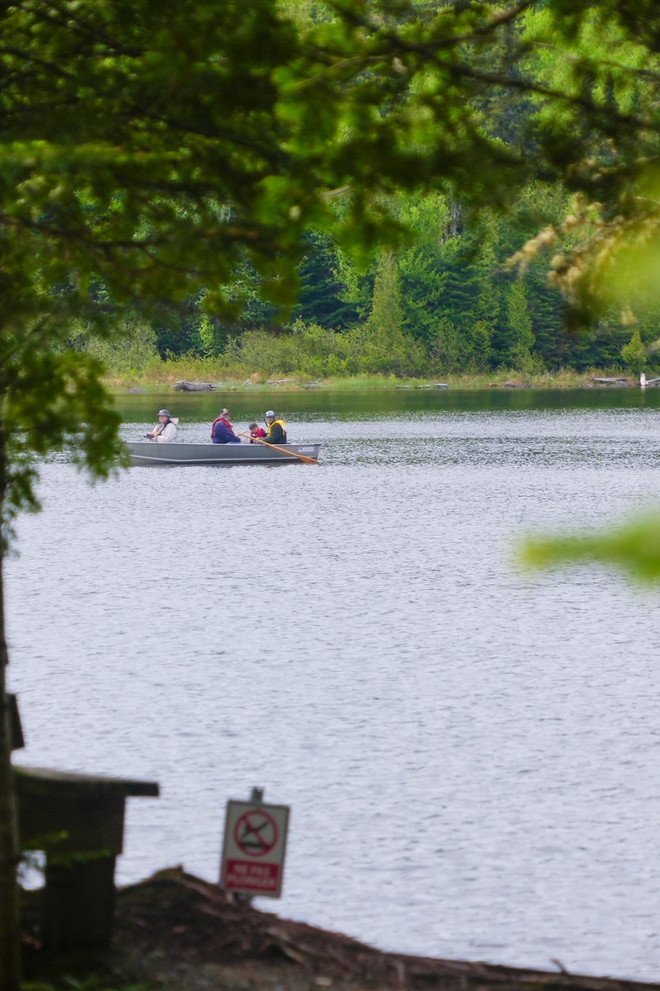 Des pêcheurs dans une chaloupe sur un lac.