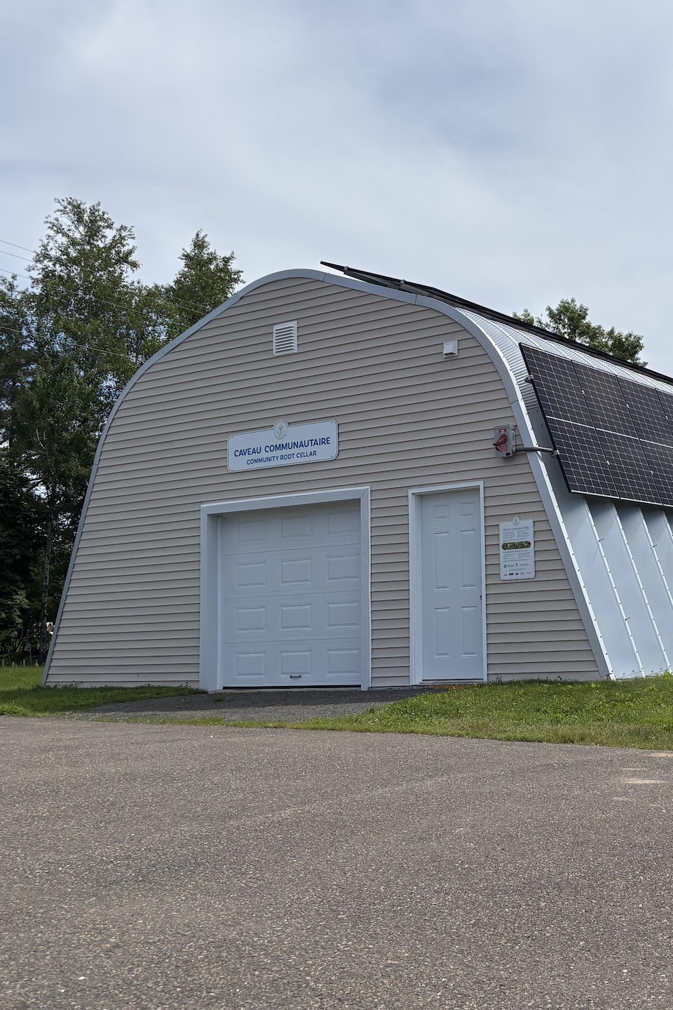 Un grand caveau communautaire contemporain.