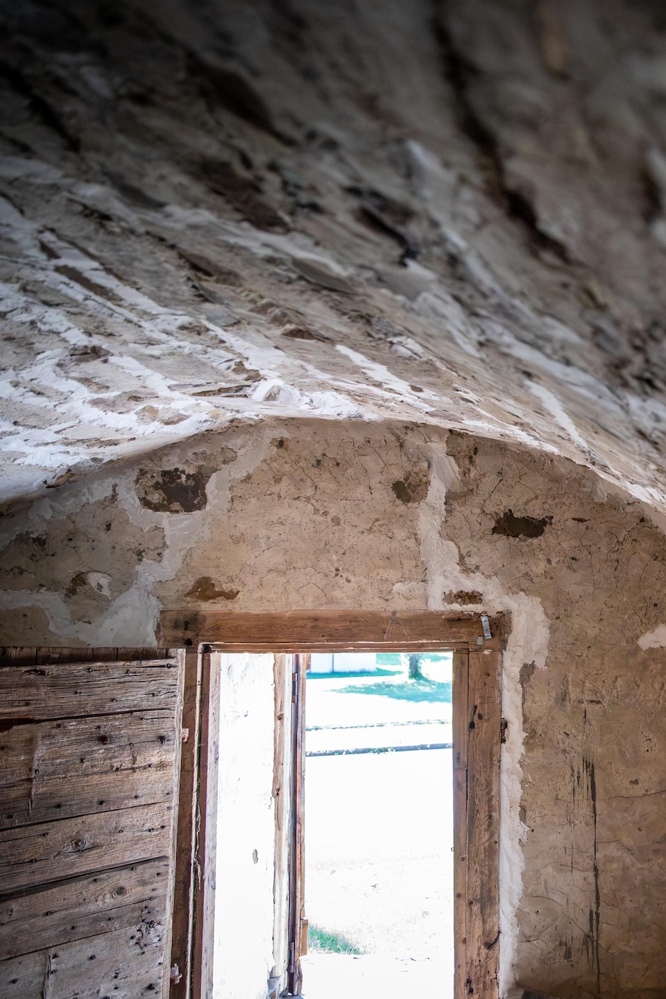 Le plafond en pierre et voûté du caveau.