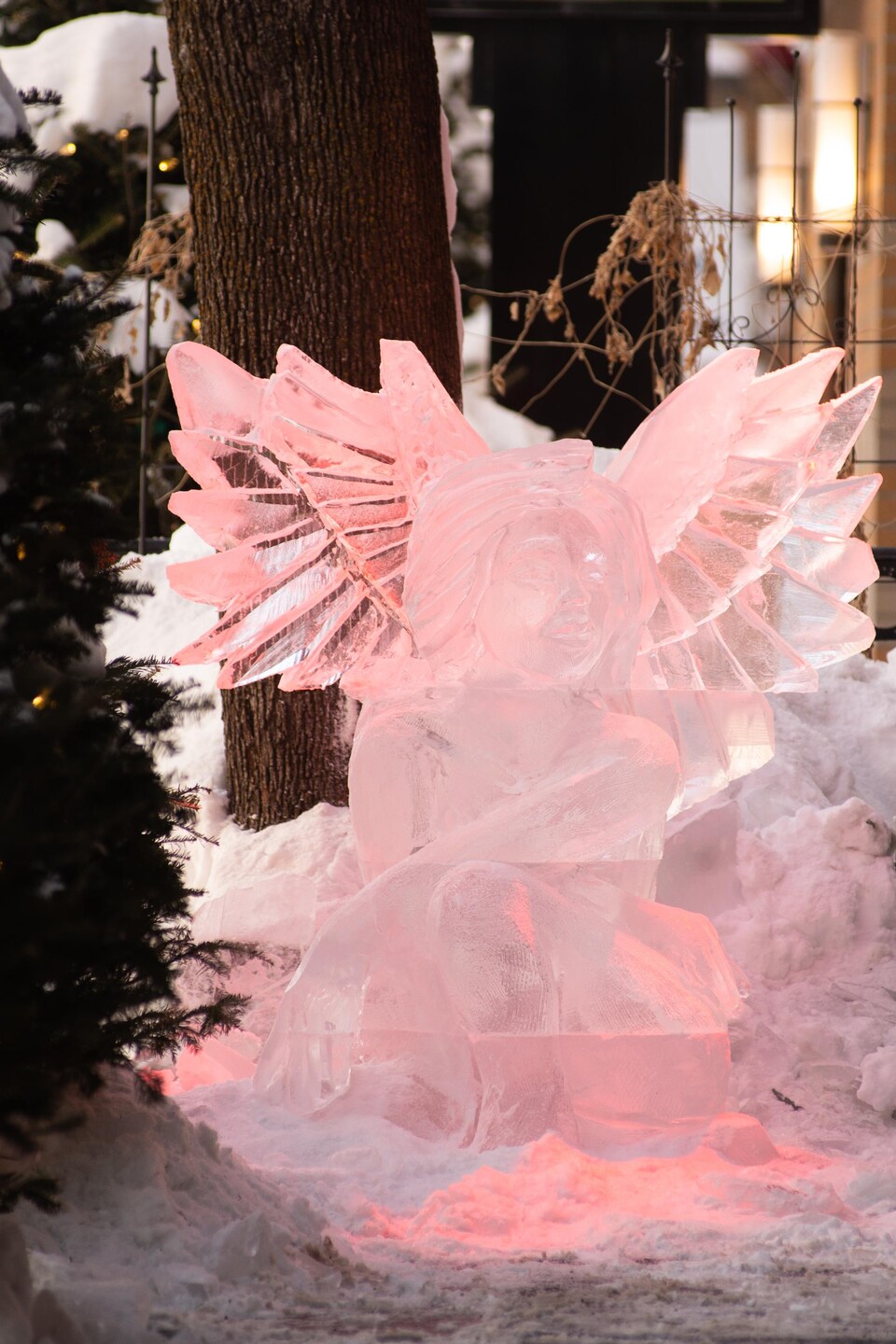 La sculpture de l'ange, terminée, est teintée de rose. 