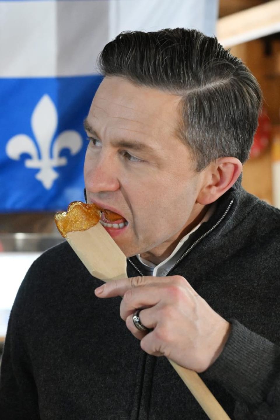 Photomontage de Pierre Poilievre qui mange difficilement de la tyre  d'érable.