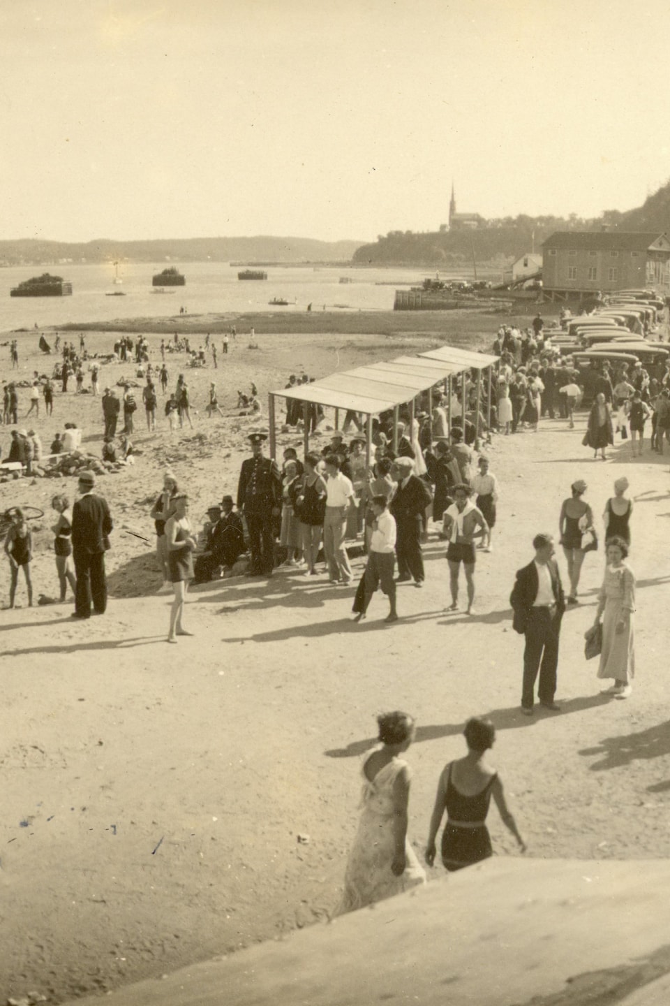 Vue panoramique de la plage de l'anse au Foulon en 1934.