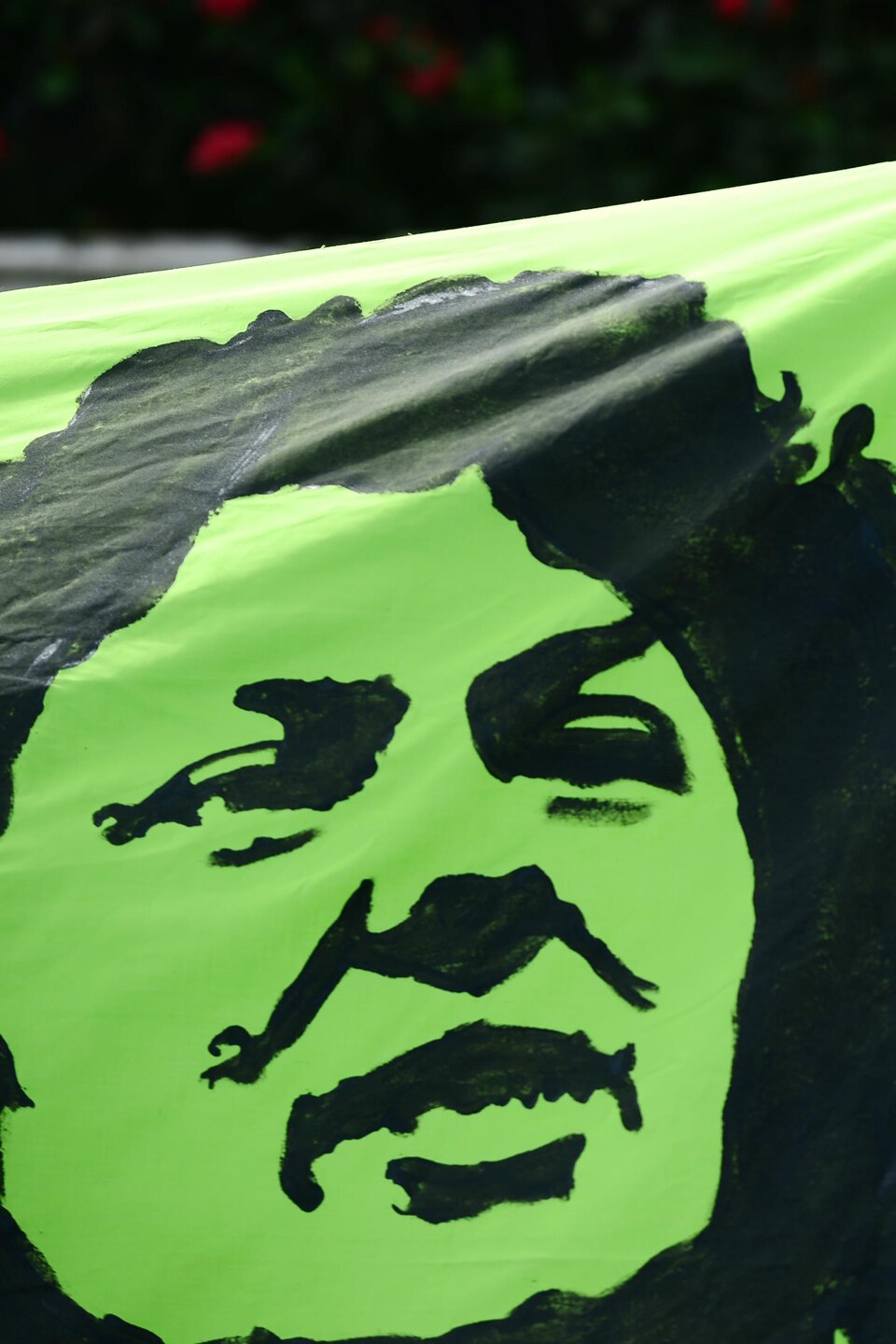 Une femme porte une banderole lors d'une manifestation contre le gouvernement hondurien rappelant la mémoire de l'environnementaliste Berta Caceres assassinée.