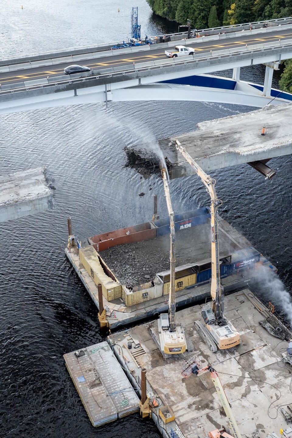 Le pont des Piles en démolition vu des airs.