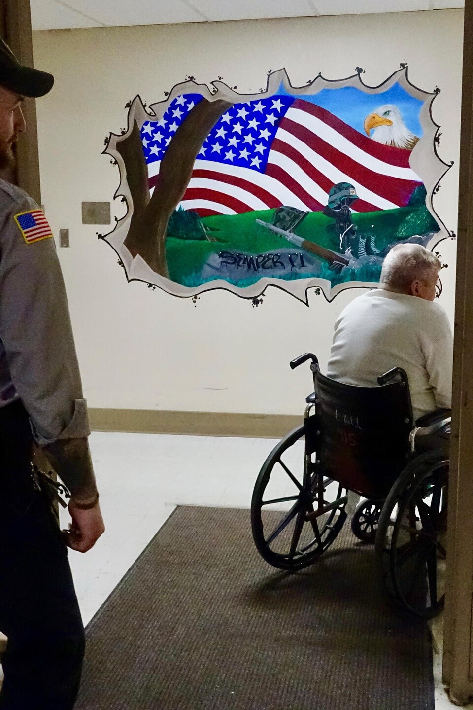 Un prisonnier âgé accompagné d’un gardien se déplace en fauteuil roulant dans le pénitencier Laurel Highlands, en Pennsylvanie