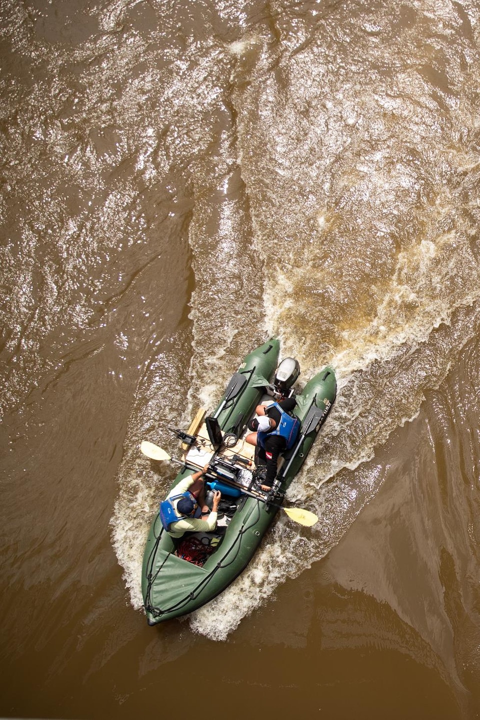 Les chercheurs dans leur embarcation sur la rivière.