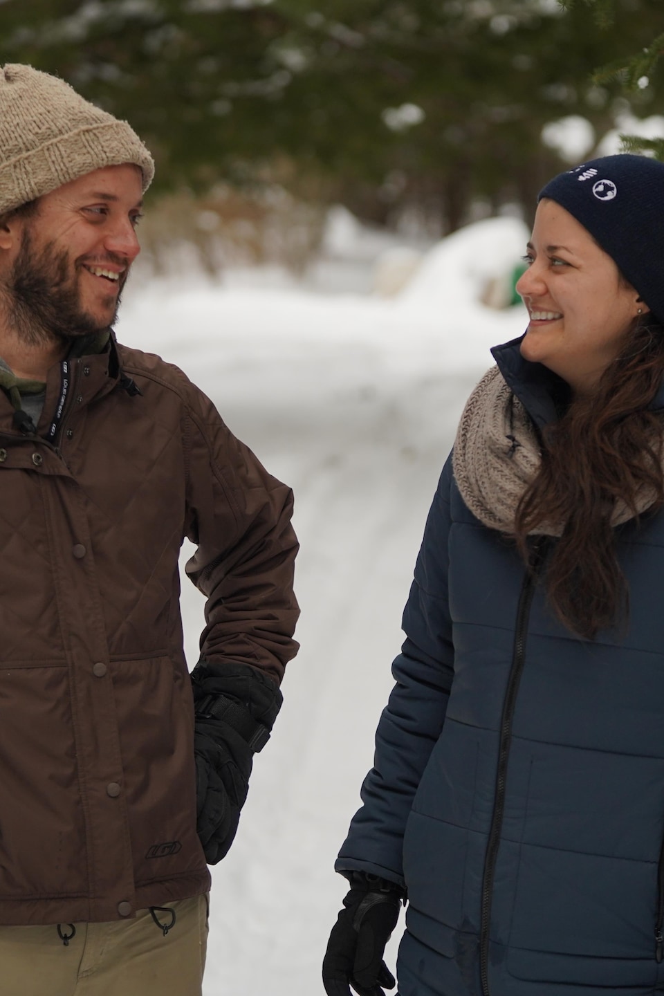 Judith et Frédéric se regardent en souriant.