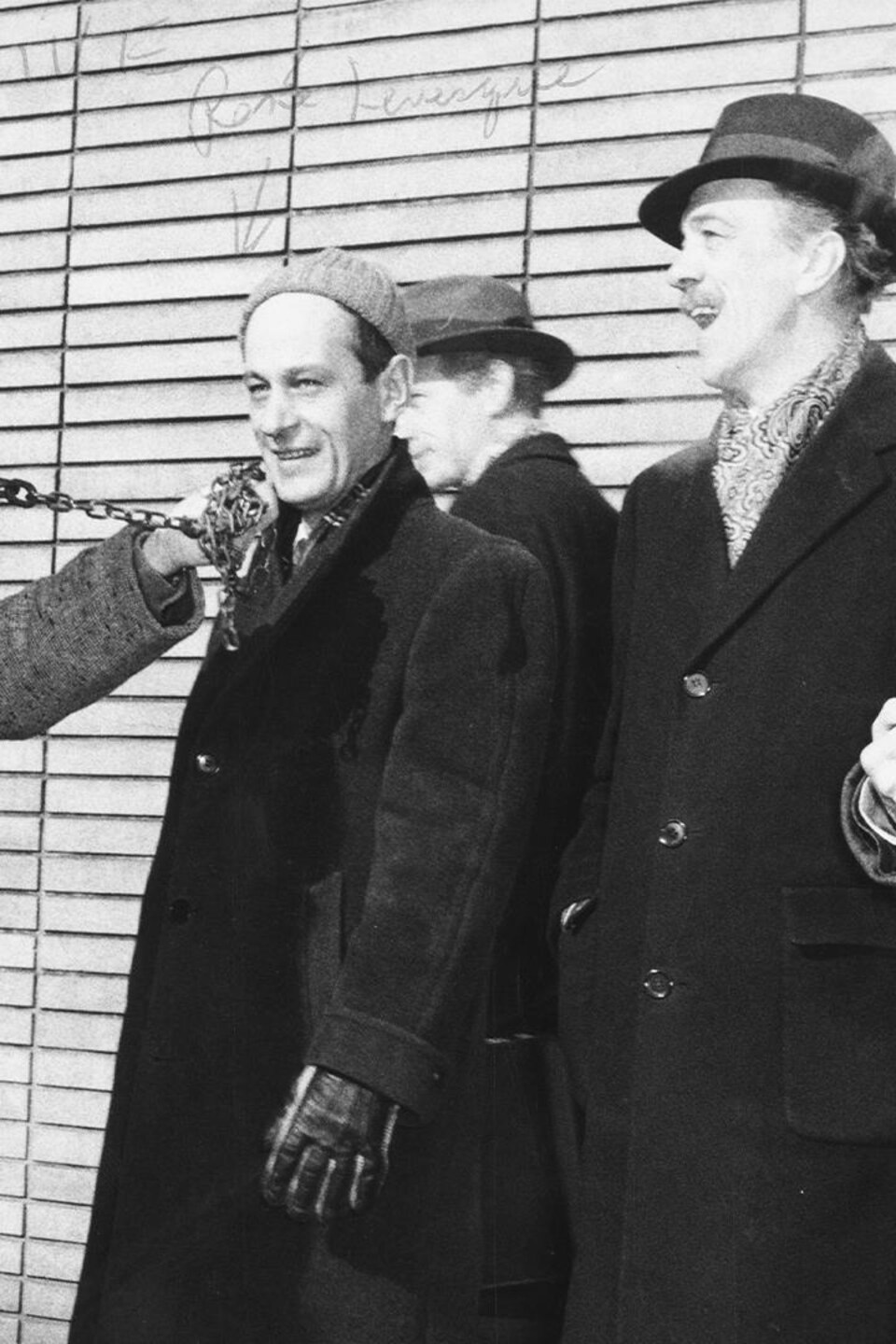 Devant l'édifice de Radio-Canada, lors de la grève des réalisateurs en 1958-1959, le comédien Bertrand Gagnon, un homme non identifié, l'auteur Louis Morisset, l'ours Clive, le journaliste René Lévesque, un homme non identifié, le comédien Paul Guèvremont et un homme non identifié.