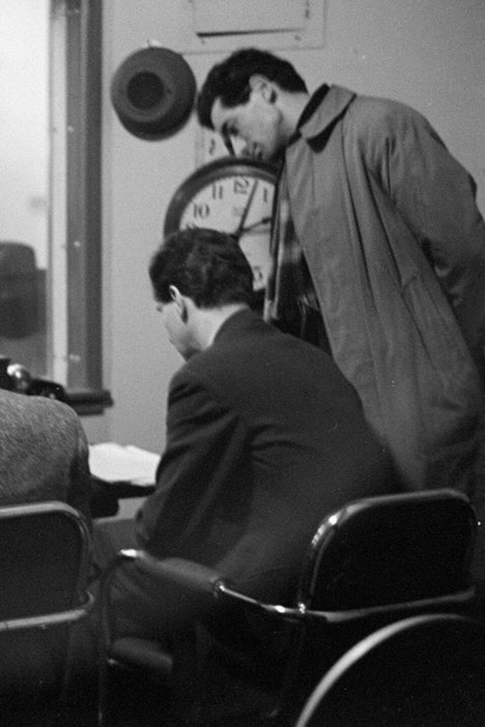 
Dans la régie d'un studio de radio, un assistant non identifié, le réalisateur Paul Leduc et l'auteur du texte, Félix Leclerc, discutent.