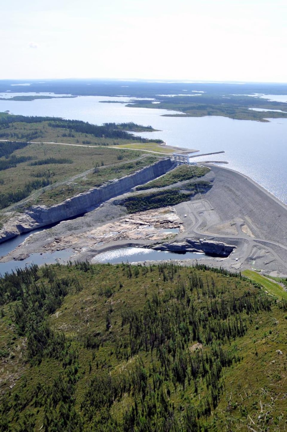 Une photo aérienne du réservoir et du barrage.