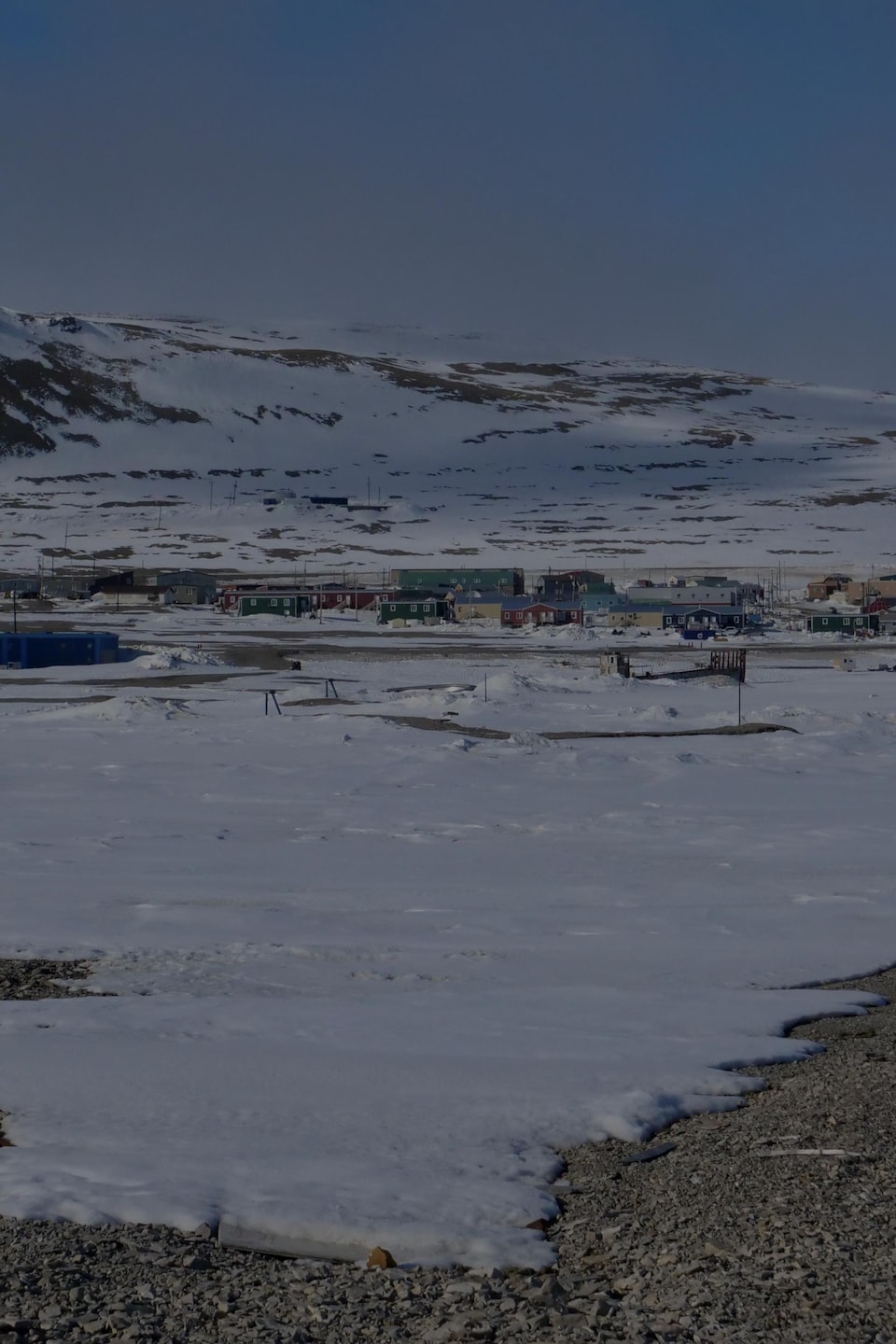 La communauté de Resolute Bay sous la neige fondante, en juin 2022, dans le nord du Nunavut.
