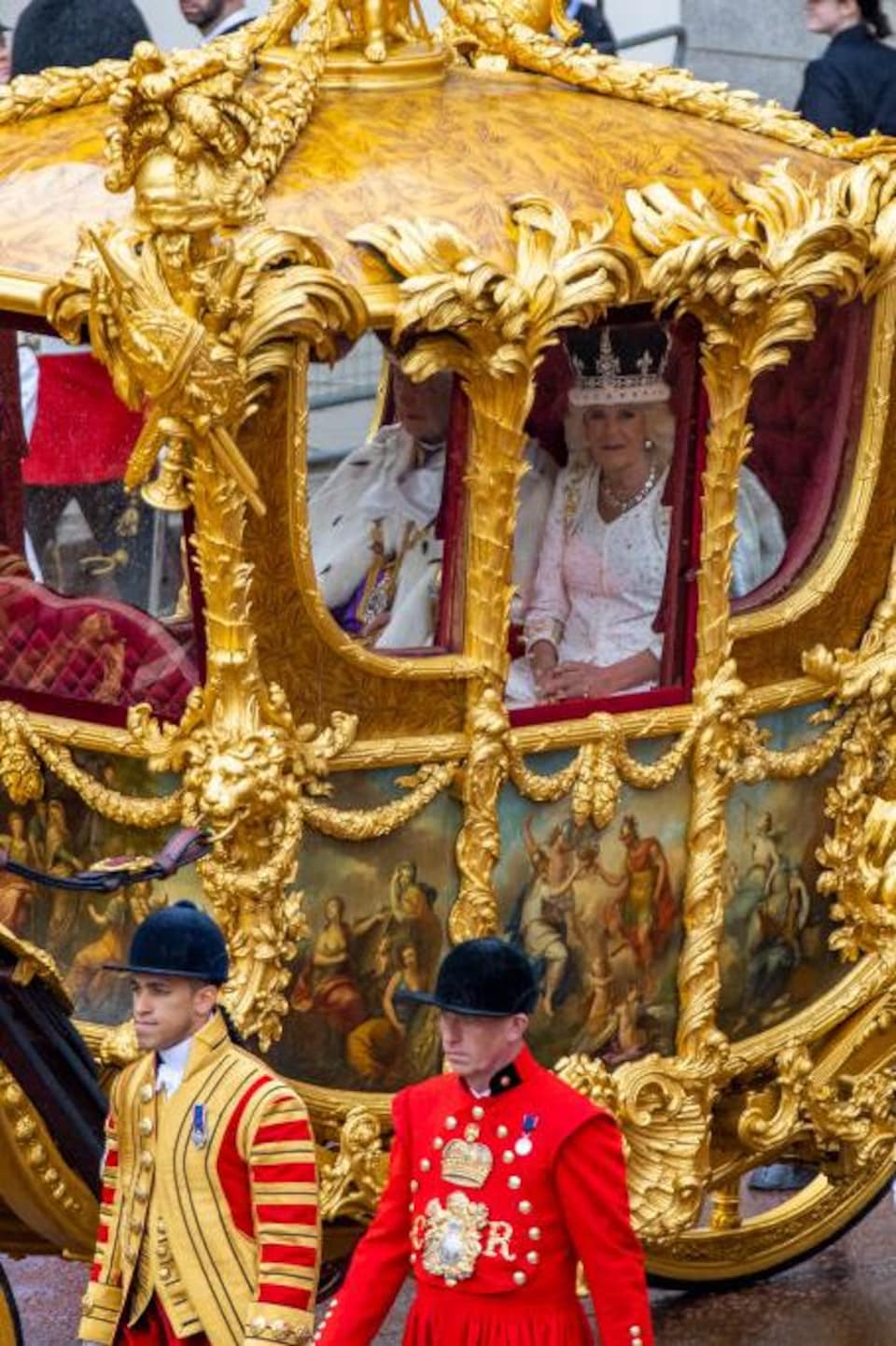 Le roi Charles III et la reine Camilla à bord d'un carrosse en or.