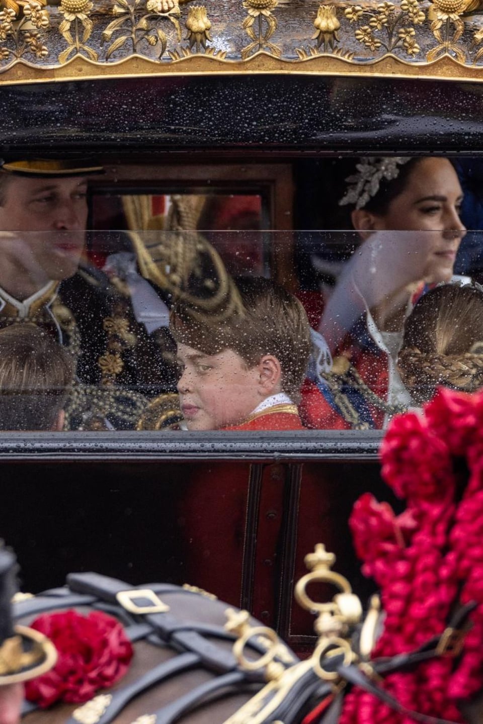 Le prince William et son épouse Kate, ainsi que leurs trois enfants, Louis, George et Charlotte, à bord d'un carrosse.