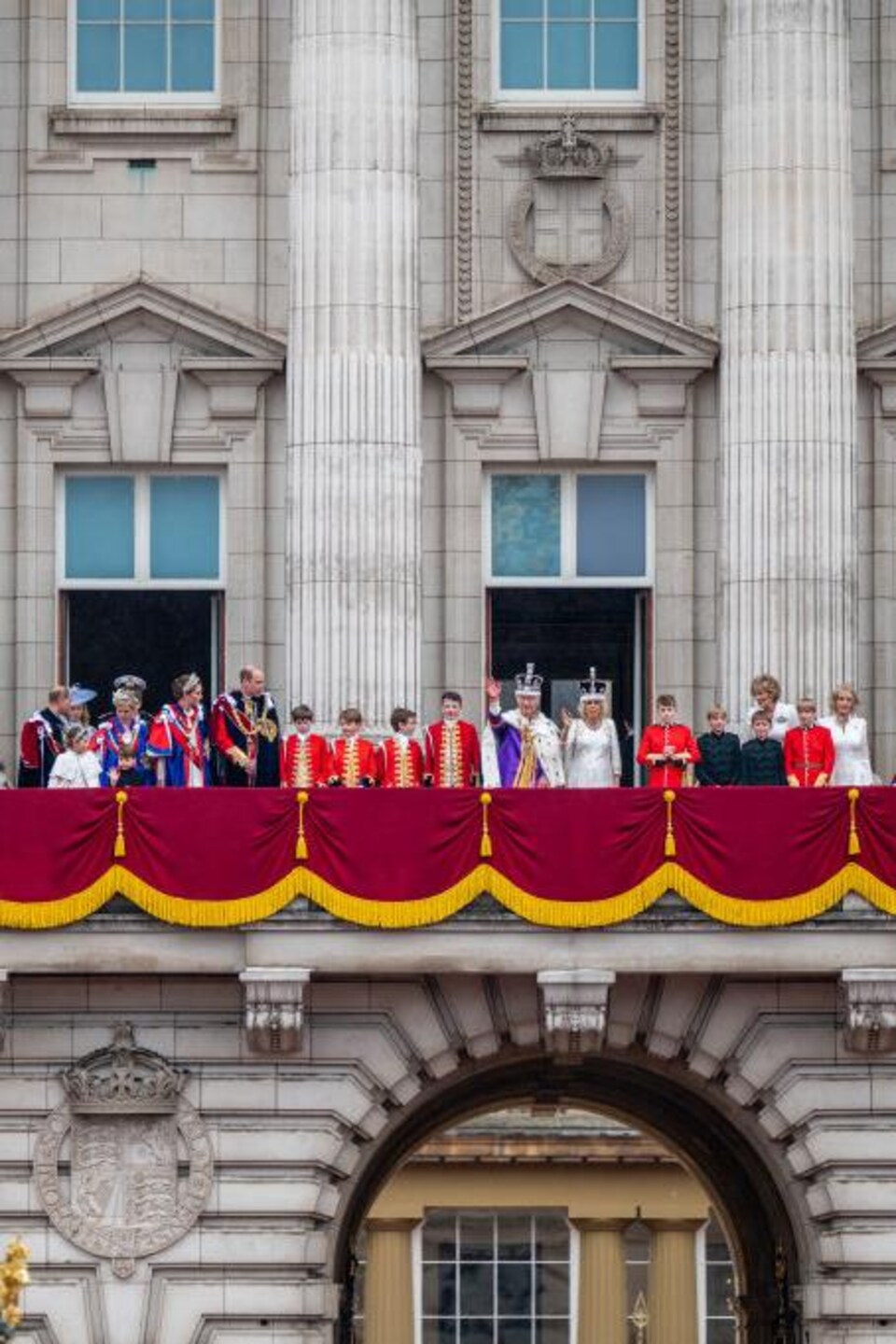 Le roi Charles III et la reine Camilla saluent le public britannique aux côtés de la famille royale.