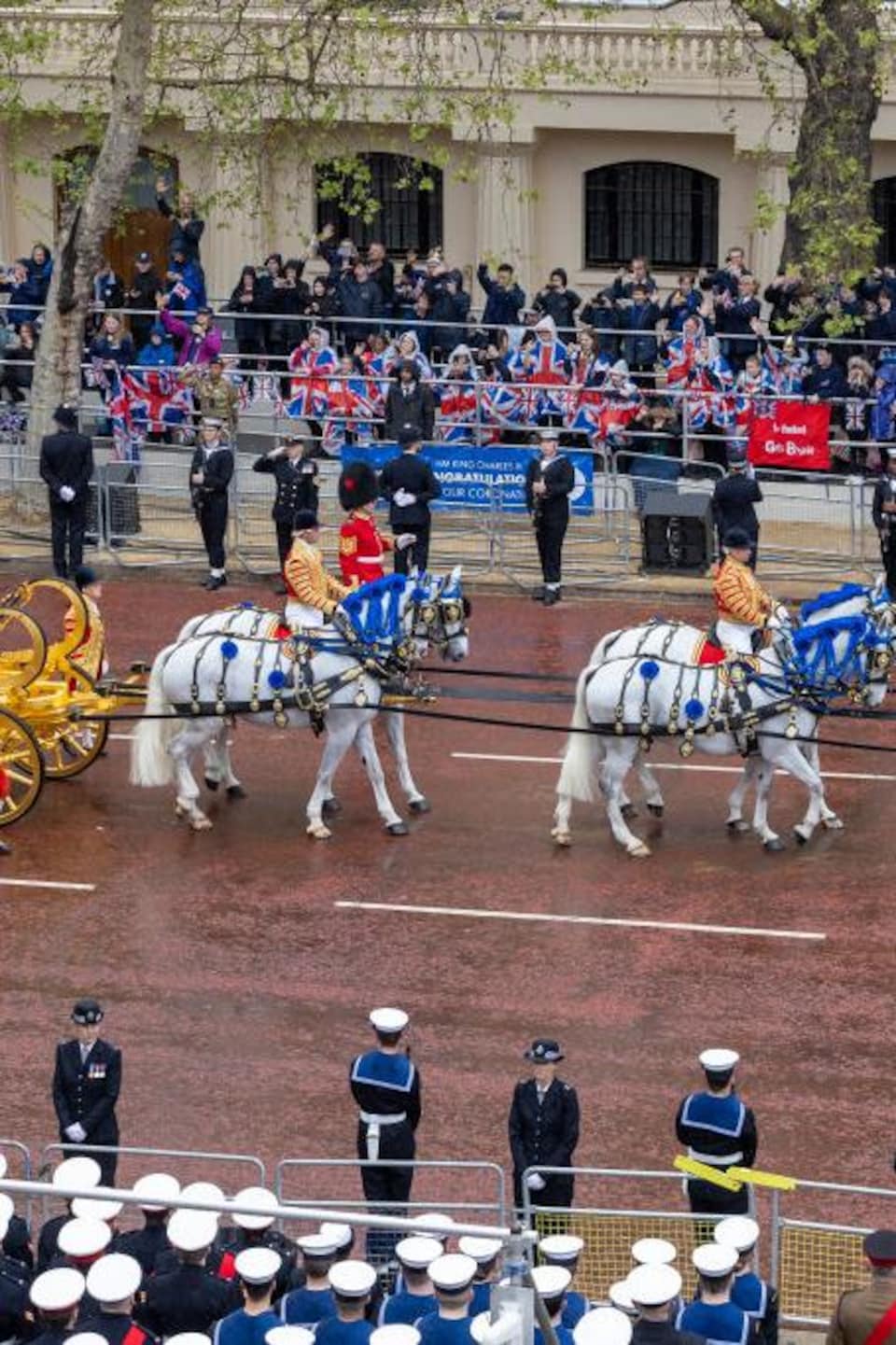 Le roi Charles III et son épouse Camilla à bord d'un carrosse tiré par six chevaux.