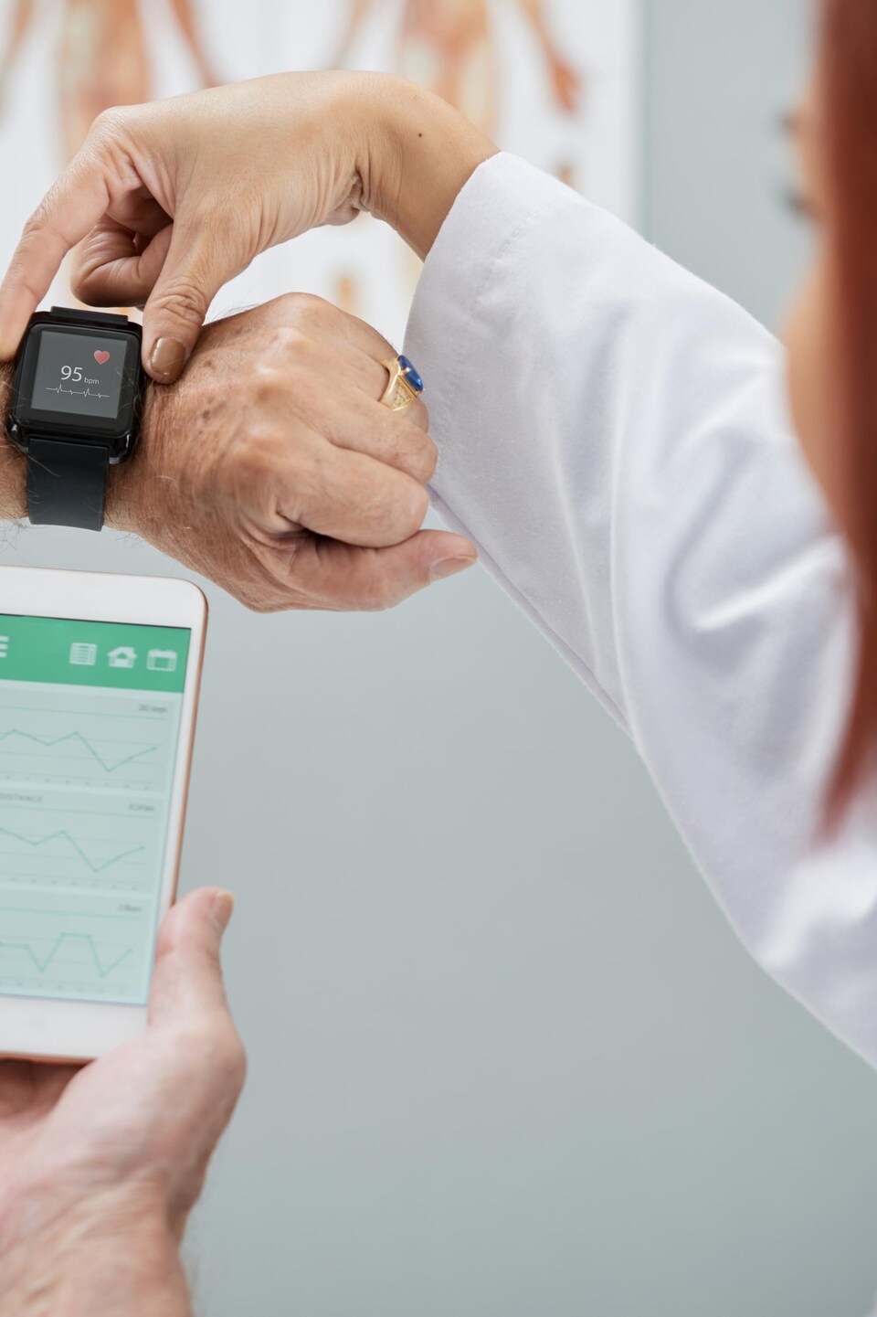 Une médecin explique à un patient âgé comment utiliser une application sur son téléphone intelligent.