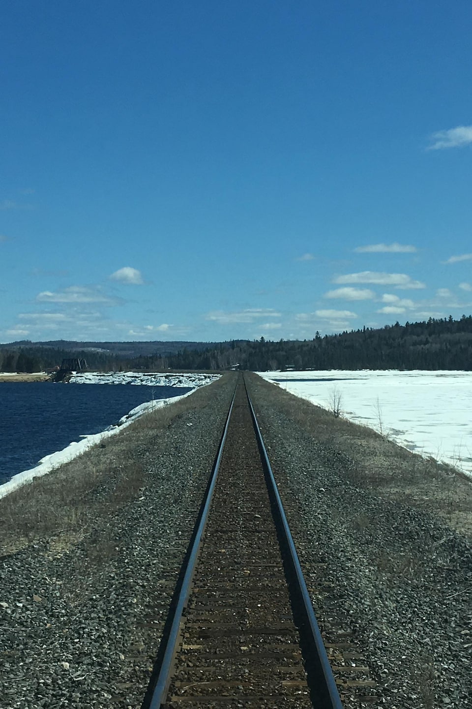 Le chemin de fer qui traverse le réservoir Blanc. 