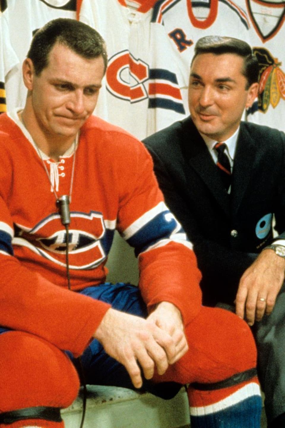 Le joueur de hockey Gilles Tremblay, des Canadiens de Montréal, en compagnie du commentateur sportif Lionel Duval, dans un studio au Forum.