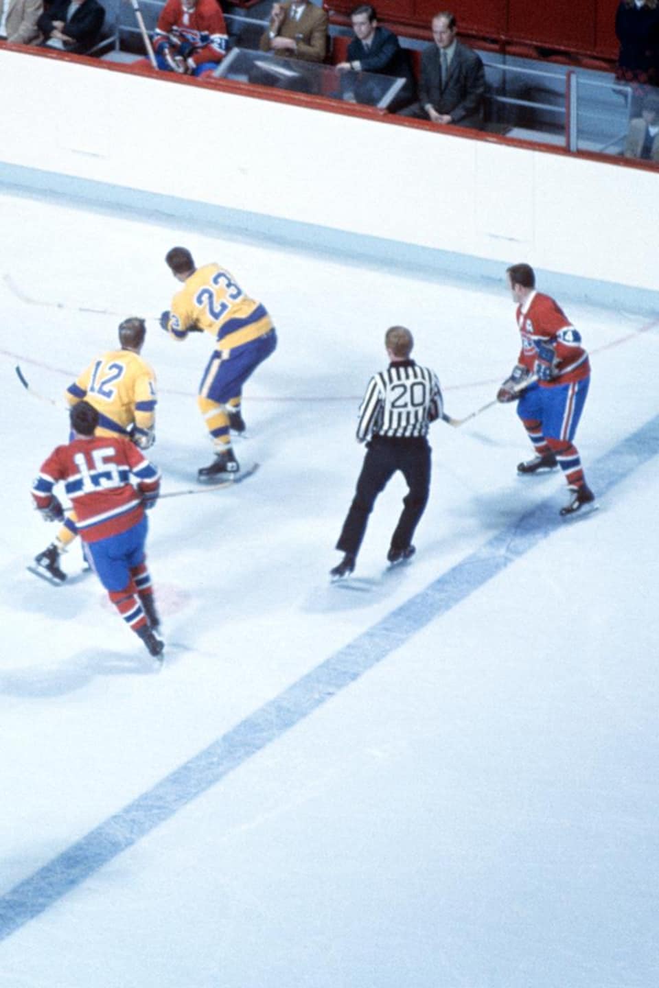 Des joueurs de hockey du club des Canadiens de Montréal et des Kings de Los Angeles en action sur la patinoire du Forum de Montréal.