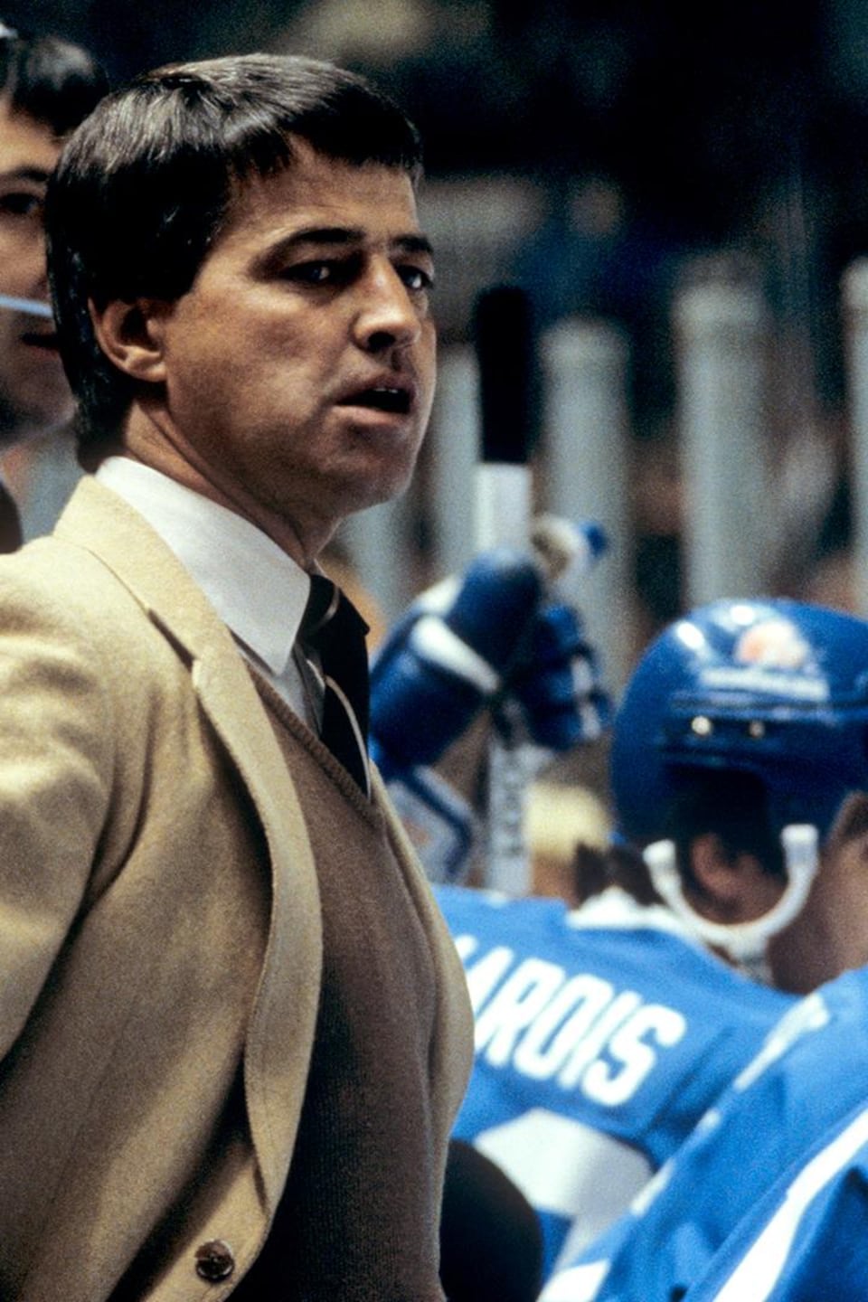 L'entraîneur Michel Bergeron derrière le banc des Nordiques de Québec.