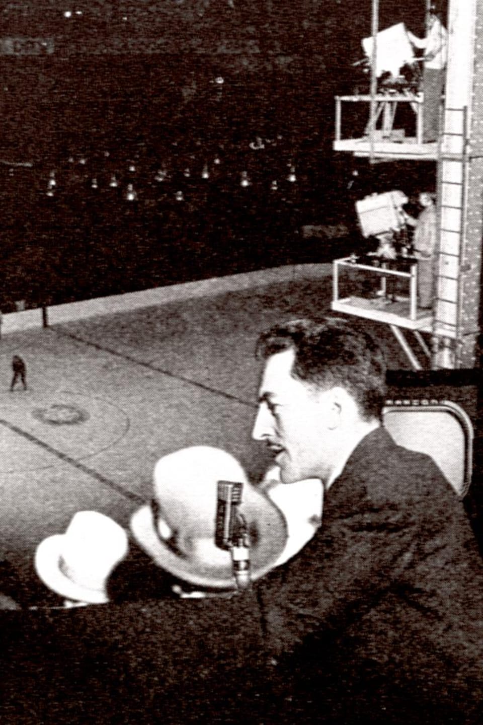 Au Forum de Montréal, le commentateur sportif René Lecavalier, le réalisateur Louis Bédard et le commentateur sportif Michel Normandin font la description d'un match de hockey qu'on peut voir se dérouler à l'arrière-plan.