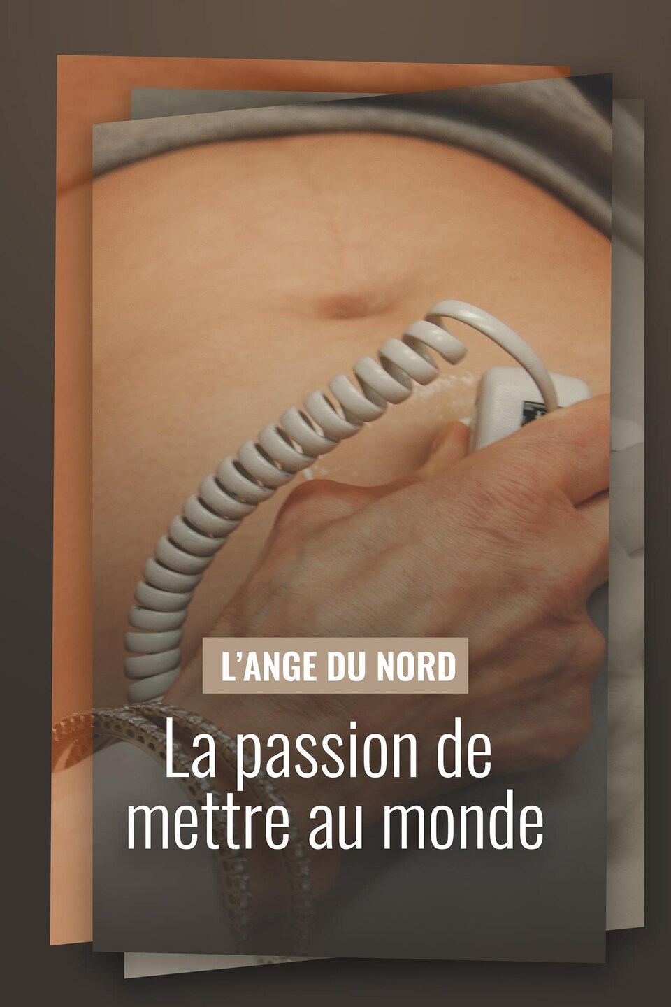 Une médecin effectue une échographie